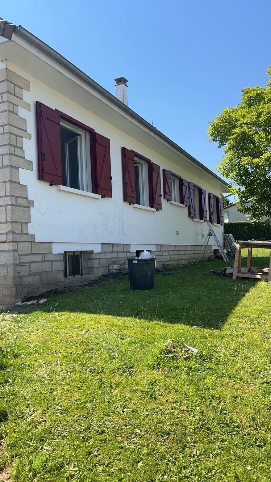 Façade de pavillon rénovée par JM RENOVATION : volets battants bordeaux et finitions extérieures
